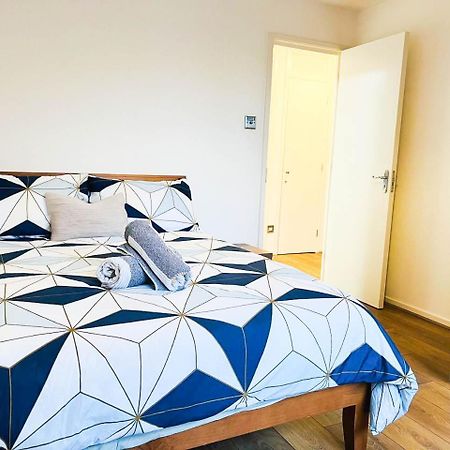 Lovely 2 Bedroom Flat With Free Parking, Great Transport Links To Central London, The Excel Centre, Canary Wharf And The O2! المظهر الخارجي الصورة