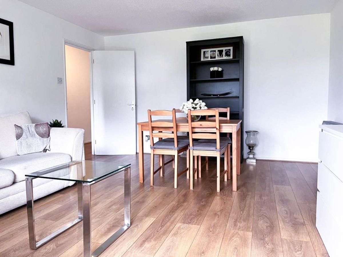 Lovely 2 Bedroom Flat With Free Parking, Great Transport Links To Central London, The Excel Centre, Canary Wharf And The O2! المظهر الخارجي الصورة