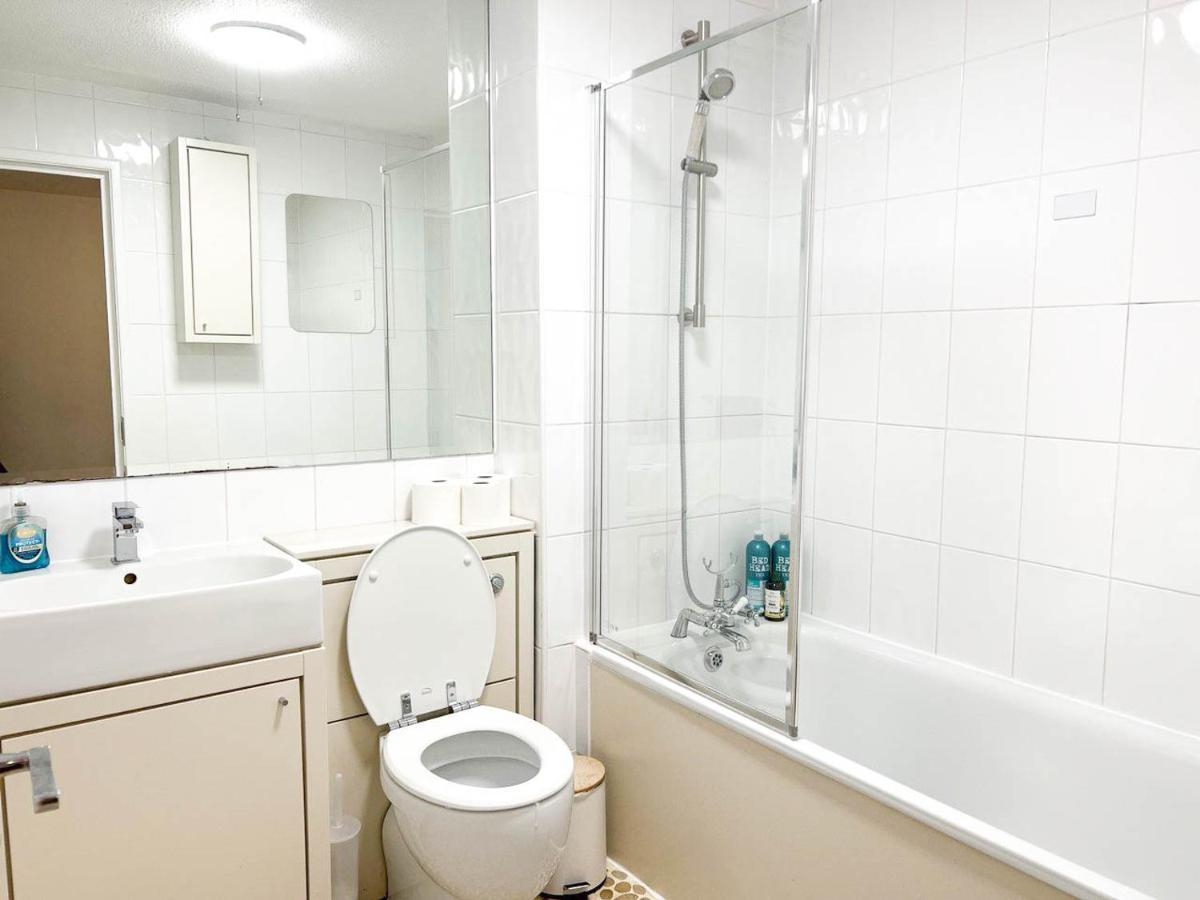 Lovely 2 Bedroom Flat With Free Parking, Great Transport Links To Central London, The Excel Centre, Canary Wharf And The O2! المظهر الخارجي الصورة