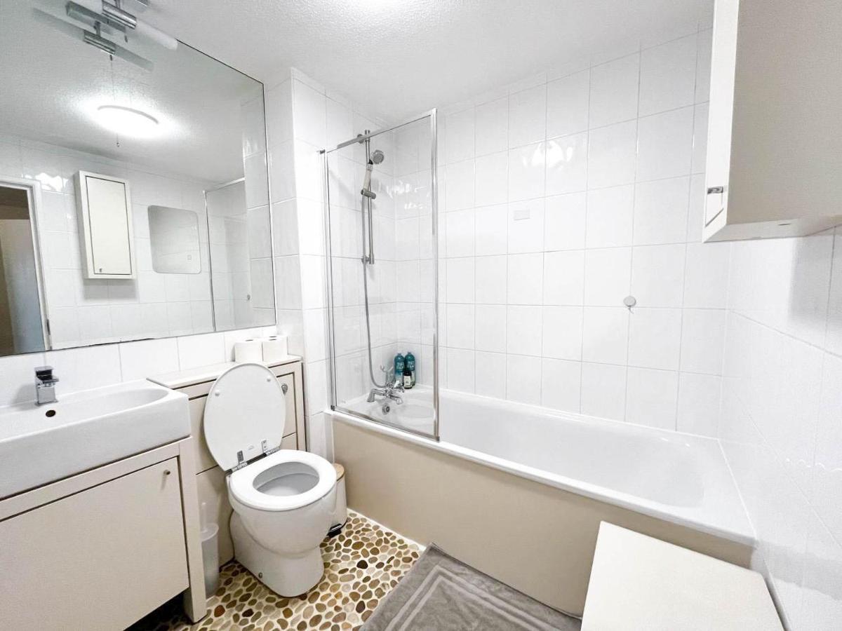 Lovely 2 Bedroom Flat With Free Parking, Great Transport Links To Central London, The Excel Centre, Canary Wharf And The O2! المظهر الخارجي الصورة