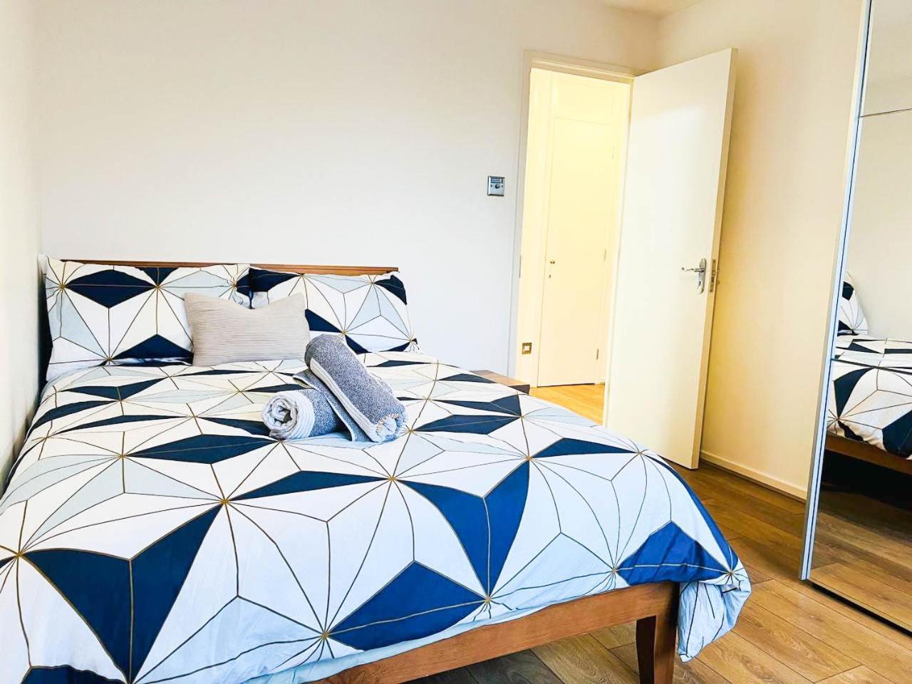Lovely 2 Bedroom Flat With Free Parking, Great Transport Links To Central London, The Excel Centre, Canary Wharf And The O2! المظهر الخارجي الصورة